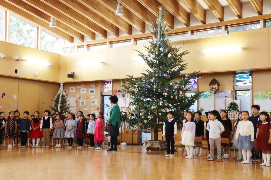 ホールの天井にまで届く大きなクリスマスツリーは、なんと本物のもみの木