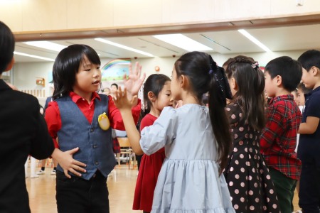 ダンスタイムの最後は年中さんと年長さんが一緒に「ジングルベル」で踊りました