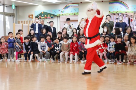 サンタさんが幼稚園にやってきた！