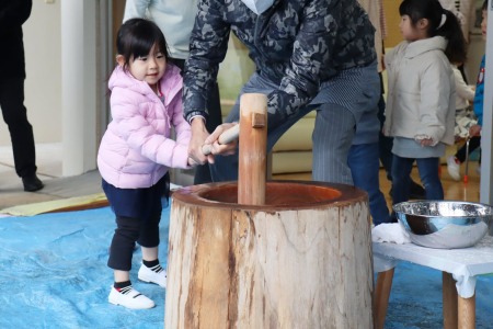 子どもたちも一生懸命お餅つき