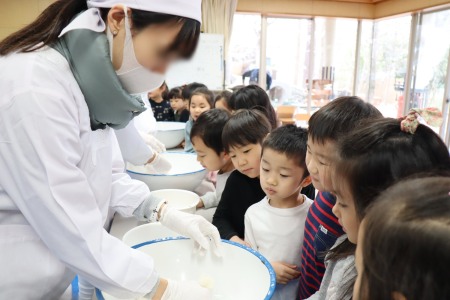 お母さんたちがお餅を小さくちぎる作業を見学