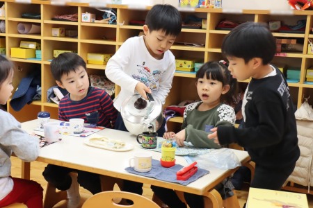 年長さんは、お茶も上手に注げます