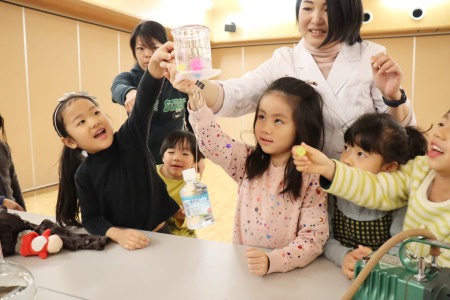 先生が見せてくれた実験に挑戦！わぁ～！重いお水が空気の力で持ち上がったよ！