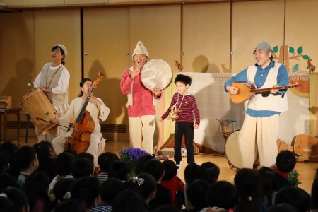  首飾りをかけてもらい、願い事が叶うおまじないの曲に合わせて、ジャンプ！