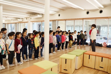 初等学校の本多副校長先生にご挨拶。ぴしっと姿勢よく！