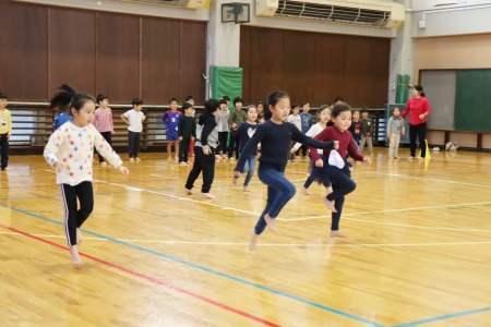 体育館で体育の授業を体験。辛いけど楽しい～！