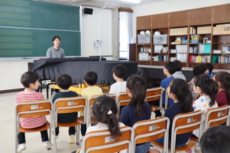 音楽の重見先生と、いろんな歌を歌いました