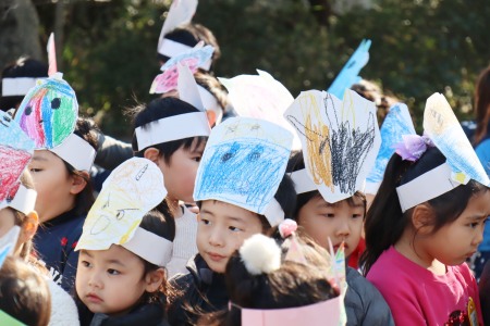 色とりどりのお面をかぶって集合！