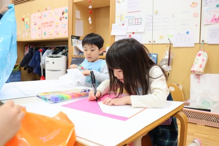 型紙をビニール袋にあてて、慎重に周りをなぞります