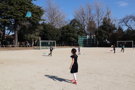 弱い風をうまくつかみ、走らなくても凧あげできる子も