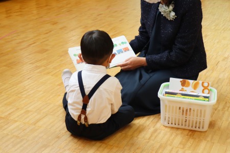 お部屋に入ったら、お母さんに絵本を読んでもらって、リラックス