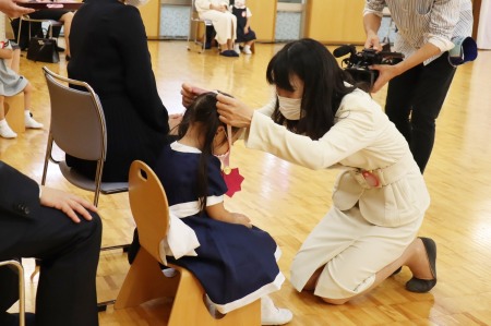 首飾りを一人ひとりにプレゼント