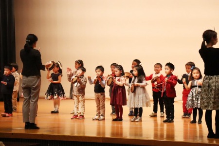 しっかり先生のお手本に合わせて演奏する子どもたち。ステージ上でもとても落ち着いて集中していました