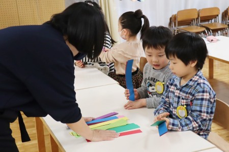 いろんな色からまずは3色選んで作品づくりスタートです