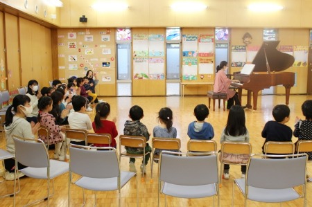 音楽鑑賞会初参加の年少組の子ども達も喜んで聴いていました。