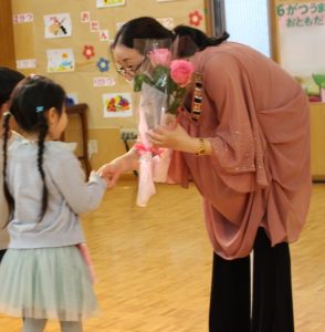 「素敵な演奏をありがとうございました。」とお花のプレゼント。