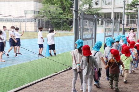 グラウンドで授業中の中学生に手を振ってもらいました