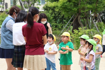 遊んでいたら、高校生になった卒園生のお姉さんたちが話しかけてくれました