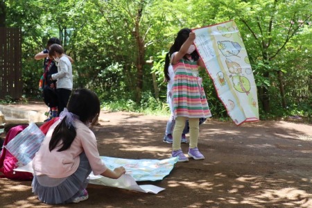 幼稚園に戻ったら園庭にシートを敷いて･･･