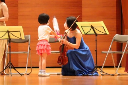 演奏会の最後に子どもたちから演奏者の皆さんへ花束の贈呈