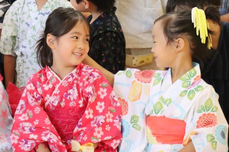 園児たちは浴衣や甚平で登園。園舎が一気に華やかになりました