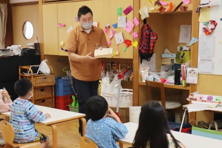 「板の上の何もない空間にこんなふうに針金で形を描いてみよう」