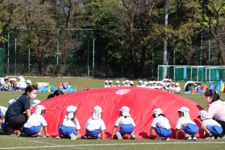 最後のプログラムはバルーン体操。年少組も上手にできました