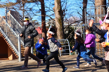 豆をにぎりしめ、今度は鬼役の教師を追いかけます