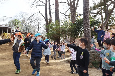 年中組、年少組のお見送りの中、幼稚園を出発！