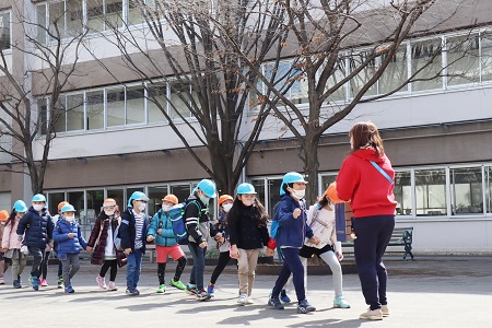 大学キャンパスを散策した後は学園の売店へ