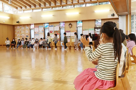 年少組、年中組の手拍子に迎えられて年長組の入場です