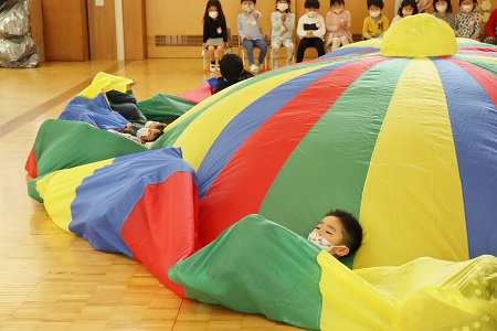 年少組の子どもたちも静かに見守ってます