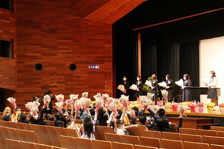 お世話になった各学年の担任の先生へ花束の贈呈。子どもたちも「ありがとう」の気持ちを込めて花束を掲げます