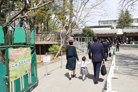 春の日差しが気持ち良い爽やかな日の入園式となりました