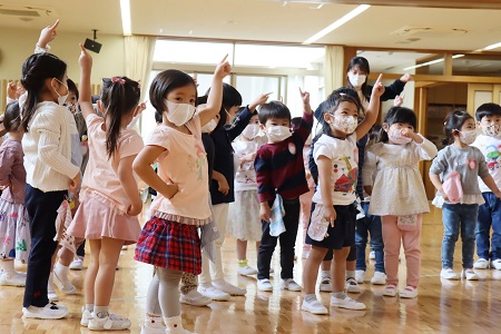 学年ごとにダンスや体操も楽しみました。年少組は「たけのこ体操」。最後に「アブラハムの子」も踊りました