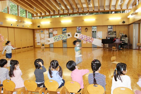 順番にホールをスキップ。お友達が手拍子で応援してくれました