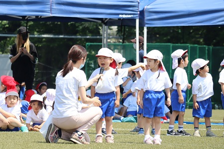 年少組初めての運動会。スタートラインで、名前を呼ばれたら大きな声でお返事をしました