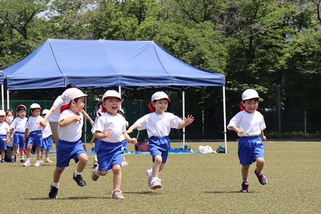 年少組かけっこ。先生の待つゴールへ一直線！