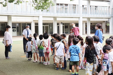 初等学校に着くと校長先生と副校長先生が迎えてくれました