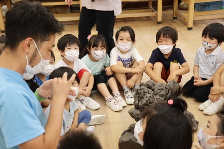 ばら組は彫塑の授業を体験。何が始まるのかワクワク顔の子どもたちた