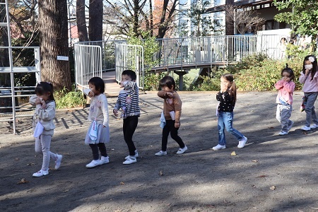 この日の訓練は、園舎からの火災発生を想定して園庭へ避難しました