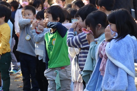 煙を吸わないように口元を押さえて移動しました