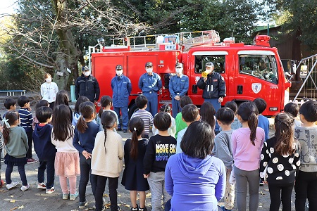 ポンプ車に乗って、5名の消防隊員の方が来てくれました