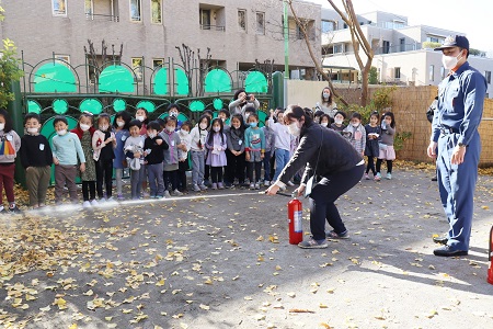 消火器で放水訓練