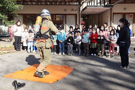 すぐに出動できるよう日頃から訓練しているお話や、出動準備の実演をしてもらいました