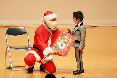 最後はサンタさんからクリスマスプレゼントをもらいました