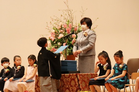 園長先生から証書を受け取ります