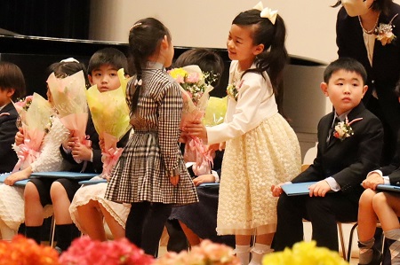 在園生から、花束の贈呈