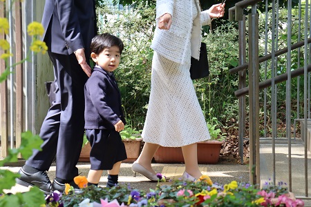 暖かな春の日にはじめての登園