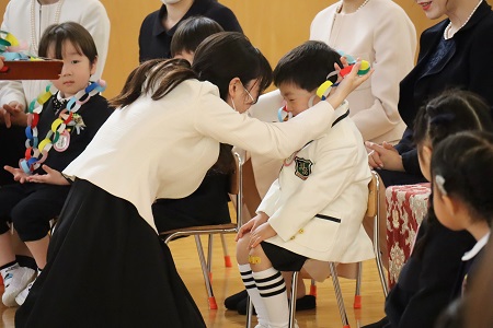 首飾りは年長組からのプレゼント